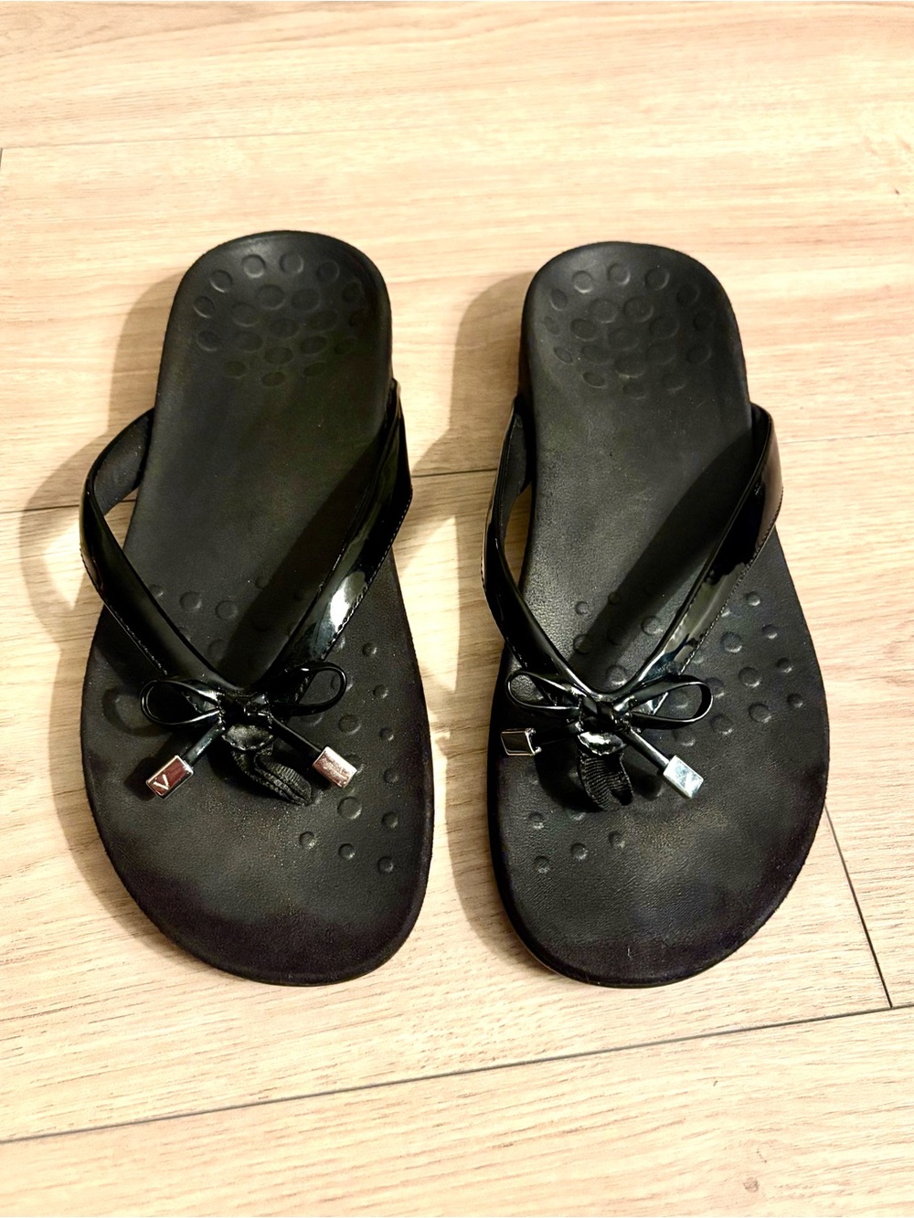 Vionic Black Bella Toe Post Sandals